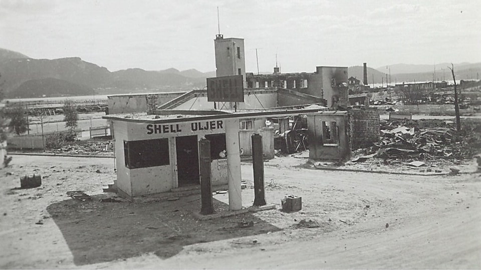 Historisk bilde i sort/hvitt: Shell-anlegg i ruiner.