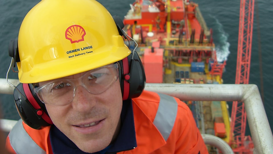 Historisk bilde: Blid Shell-ansatt ombord boreskipet West Navigator, som boret produksjonsbrønnene på Ormen Lange.