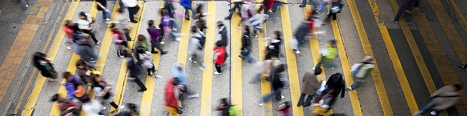 Mennesker krysser en travel gate i Hongkong.