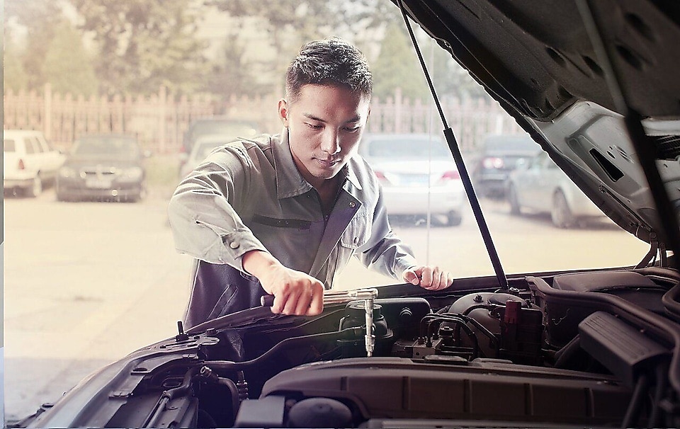Mekaniker reparerer bil