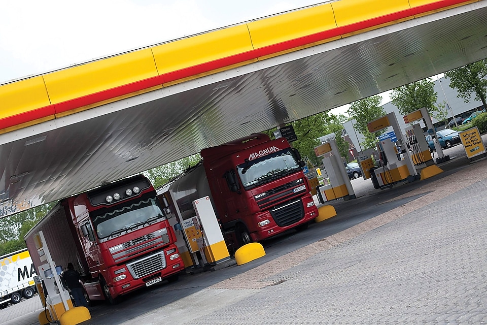 Fuels-Shell-Diesel-Extra-sign-truck-at-Shell_station