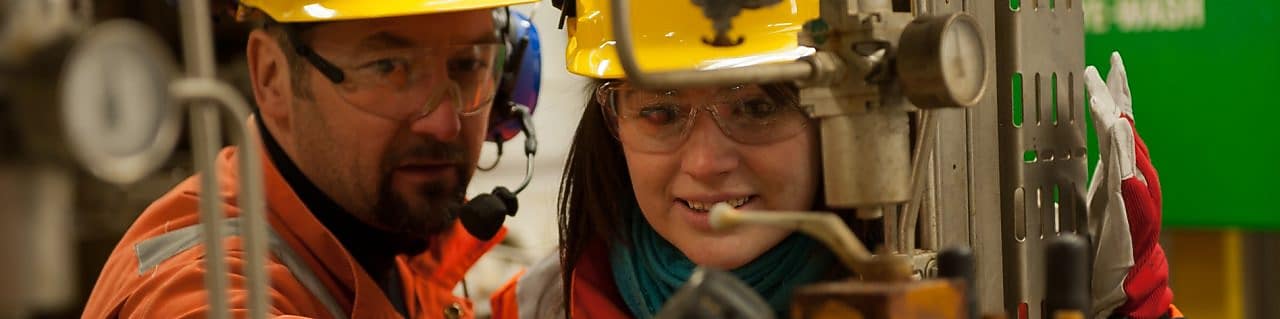 Tre ansatte som går gjennom planer