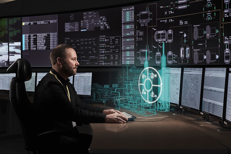 Torstein is working in the Nyhamna control room, with an impression of the digital twin placed on top of the image.