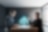 Wouter diskuterer en kompressor i et virtuelt møte med en kollega. Den digitale tvillingen er illustrert gjennom grafikk på toppen av det faktiske bildet.