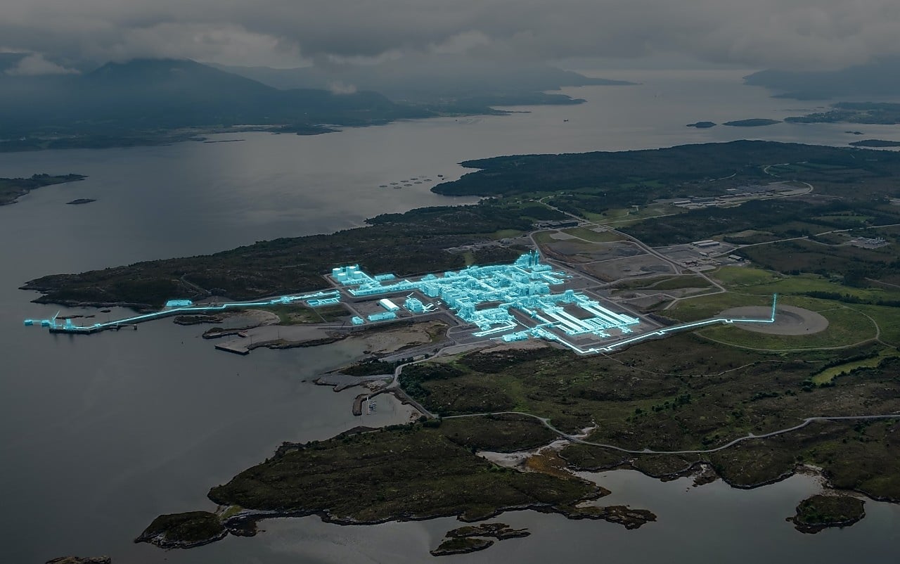 nyhamna landanlegg sett fra fugleperspektiv. den digitale tvillingen er illustrert på toppen av bildet av det faktiske anlegget