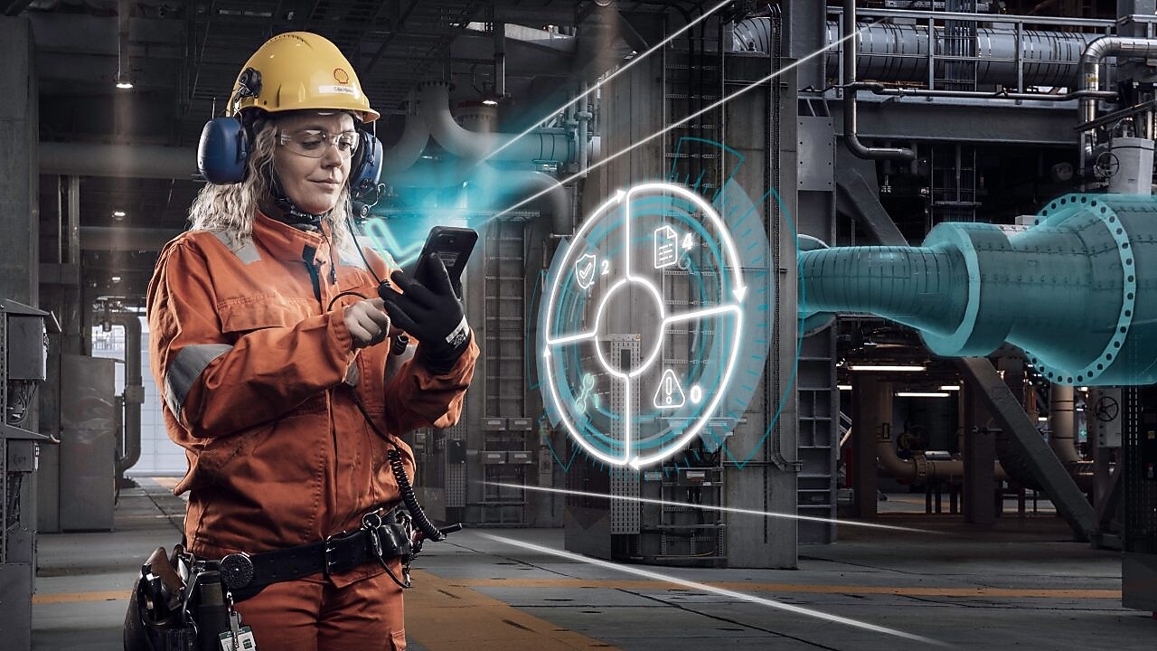 silje jobber med en iphone ute i felten på nyhamna, med den digitale tvillingen illustrert gjennom grafikk på toppen av det faktiske bildet.