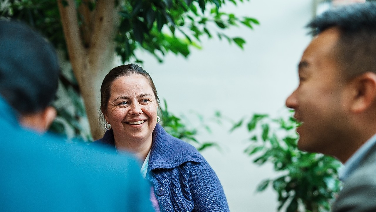 Folk som snakker sammen, menn og kvinner