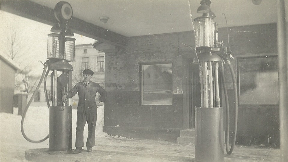 Historisk bilde i sort/hvitt: Shell bensinstasjon.