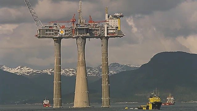 Historisk bilde: Den ikoniske Troll plattformen slepes ut til feltet.