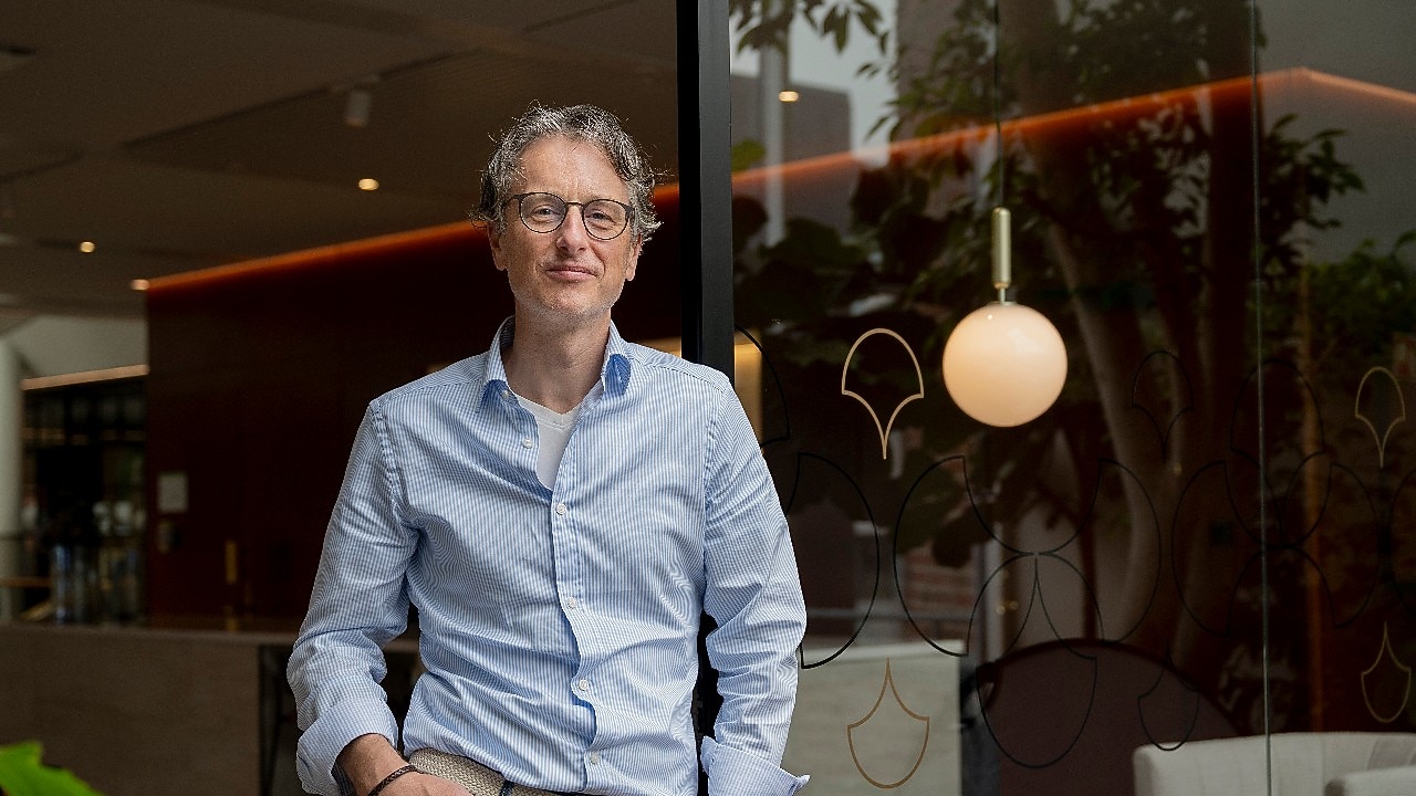 Kvinne med briller, grønne omgivelser