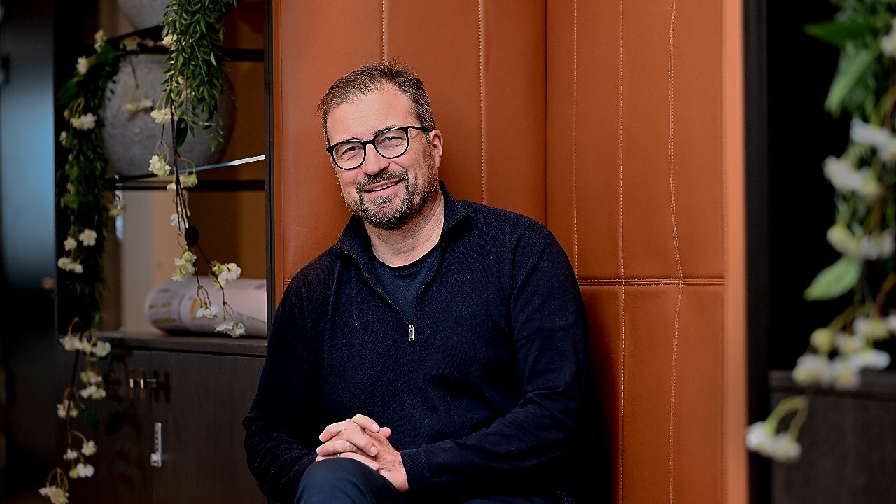 mann som jobber i shell, portrett på kontor