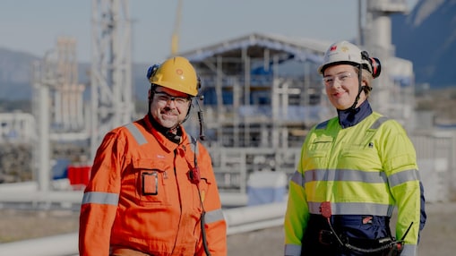 Mann og kvinne i arbeidsklær