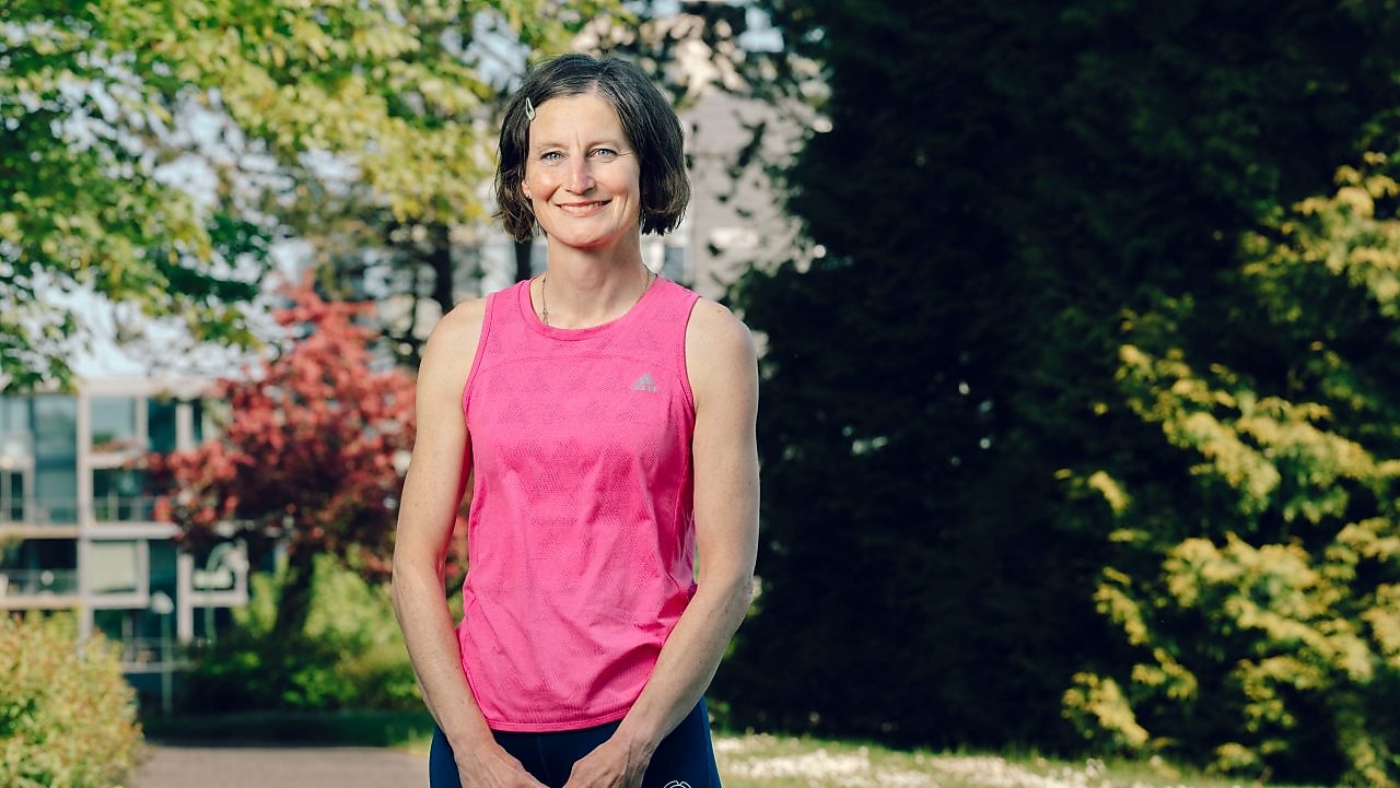 Picture of Eirin Sandberg who runs a lot. Eirin likes to challenge herself and she is often on a long run before she goes to work at the Shell office in Stavanger. Picture is used on Shell.no website.