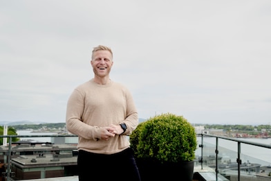 Portrett av Ørjan Ellingsen som står foran kamera og ler