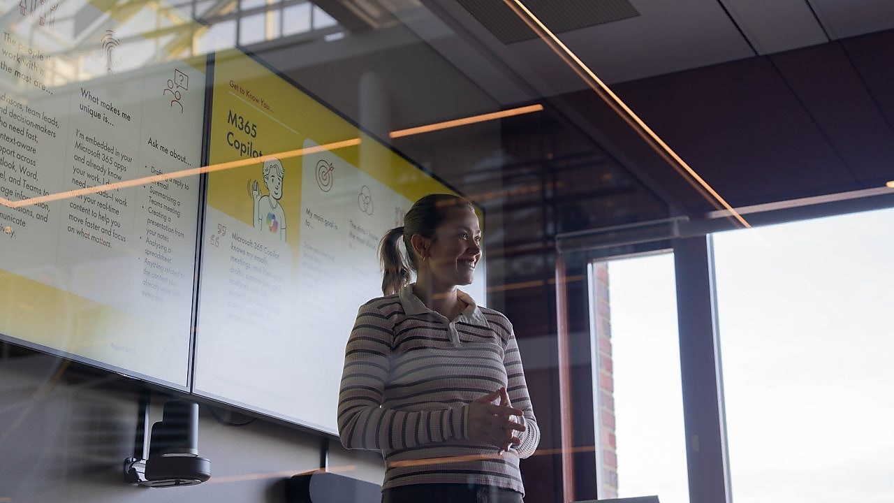 Kvinner som holder en presentasjon