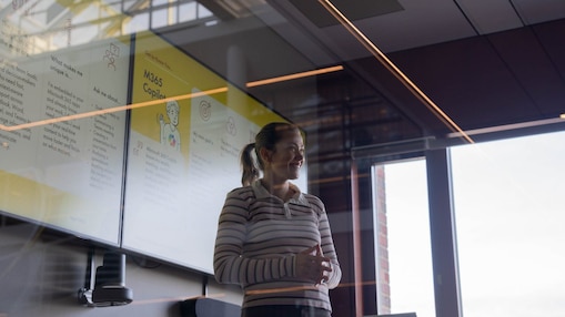 Kvinner som holder en presentasjon