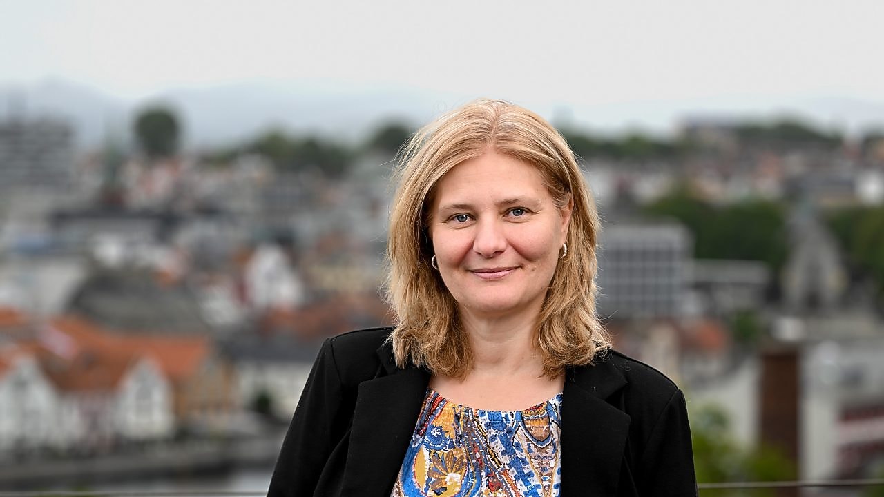 dame som smiler til kamera, portrett