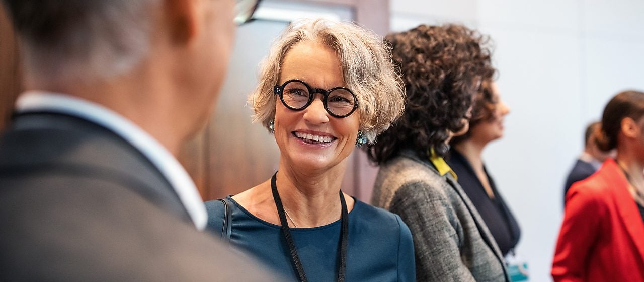 Kvinner med briller som smiler