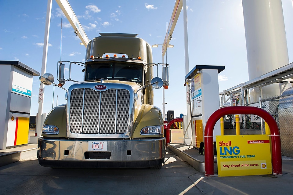 En lastebil klargjøres til påfylling av drivstoff på Shells LNG-fyllestasjonen