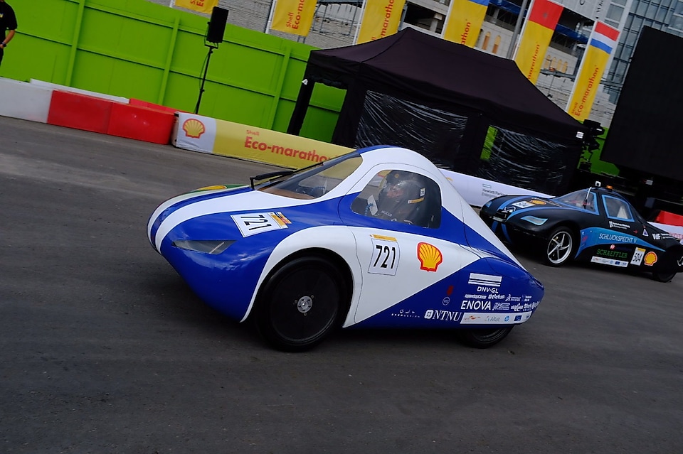 NTNU konkurrerer i Shell Eco-marathon med en egenutviklet aerodynamisk elbil av karbonfiber.