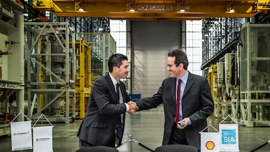 Kontraktssignering med Mads Hjelmeland, vice president i OneSubsea og Richard Crichton, prosjektleder i A/S for Ormen Lange fase 3 i A/S Norske Shell.
