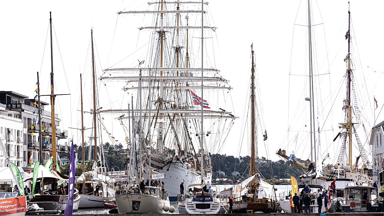 Seilbåter ved bryggen under Arendalsuka