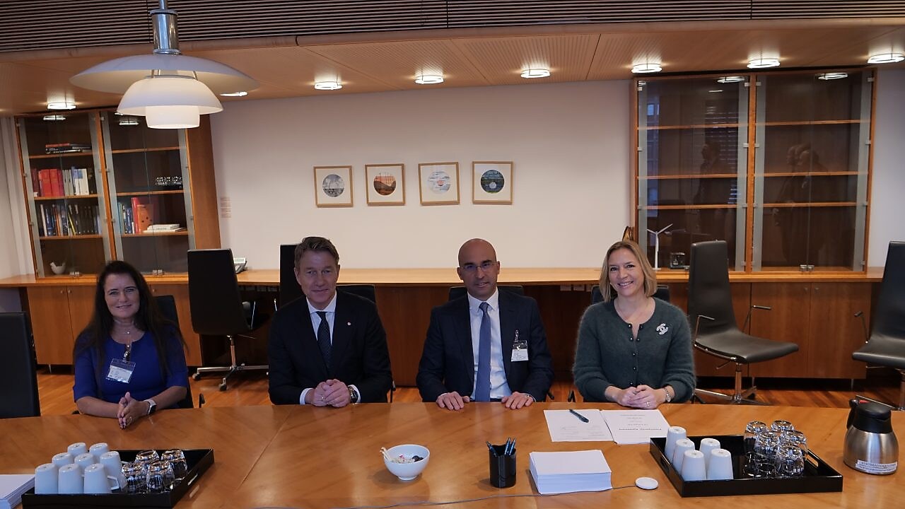 Grete Tveit (Equinor), statsråd Terje Aasland (Olje- og energidepartementet), Michel-Ziad Hajjar (TotalEnergies) and Marianne Olsnes (Shell). Foto: MOED