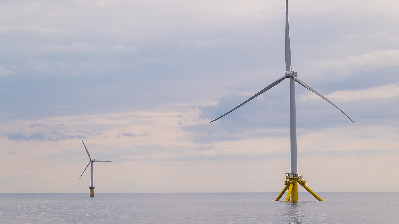TetraSpar Demonstrator (i front) driftes ved testsenteret for flytende havvind utenfor Karmøy.