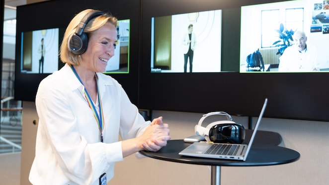 Marianne Olsnes mottok prisen fra Dan Jeavons (Visepresident for Digital Innovasjon i Shell) på scenen i Bangalore, og Robin Mooldijk (Direktør for Prosjekt & Teknologi i Shell) som også deltok virtuelt, fra Haag.