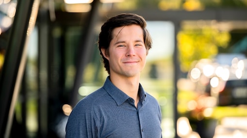 Gøran Gedde-Dahl jobber med å planlegge vedlikehold på Nyhamna, og bruker data om anleggets nåværende tilstand til å se framover.