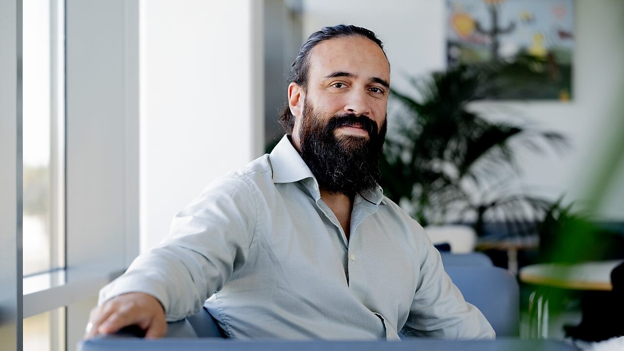 Dave Andreas Øiangen får raskere oversikt og bredere forståelse av anlegget ved hjelp av digital tvilling på Nyhamna.