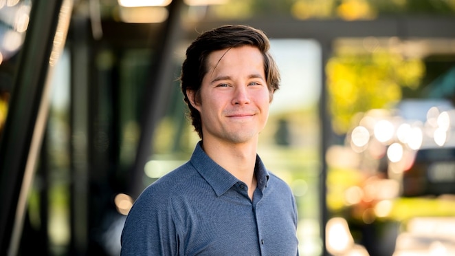 Gøran Gedde-Dahl jobber med å planlegge vedlikehold på Nyhamna, og bruker data om anleggets nåværende tilstand til å se framover.