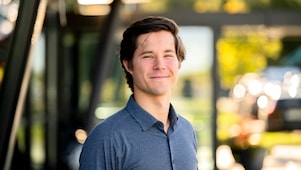 Gøran Gedde-Dahl jobber med å planlegge vedlikehold på Nyhamna, og bruker data om anleggets nåværende tilstand til å se framover.