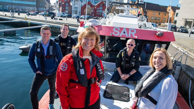 En fin dag i Stavanger for å lansere ny samarbeidsavtale. Generalsekretær i Redningsselskapet Grete Herlofson sammen med Marianne Olsnes, administrerende direktør i Norske Shell. Bak: Andreas Næsheim i HRS, Aslak Os fra Redningsselskapet, og Espen Moen, frivillig i Redningsselskapet.
