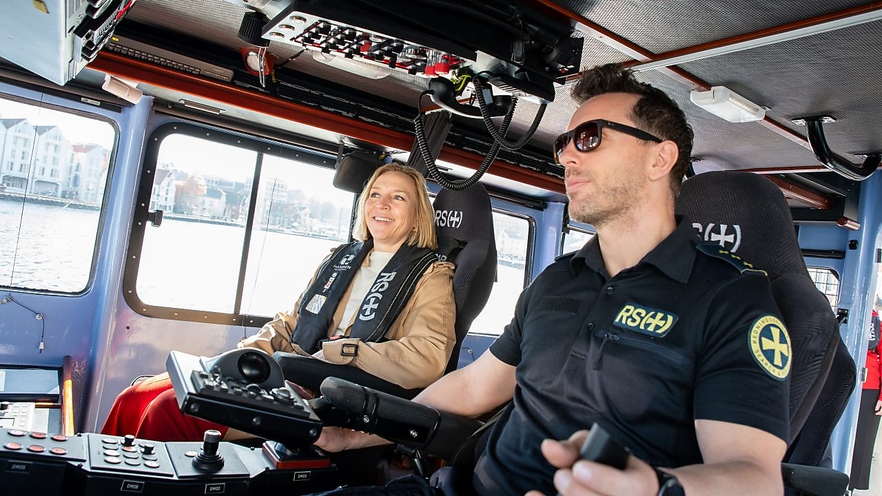 Morten Urrang viste Marianne Olsnes rundt ombord RS 159 Elias, redningsskøyten med base i Stavanger.