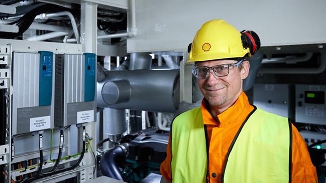 Egil følger operasjonene med Shells ubemannede fartøy tett.