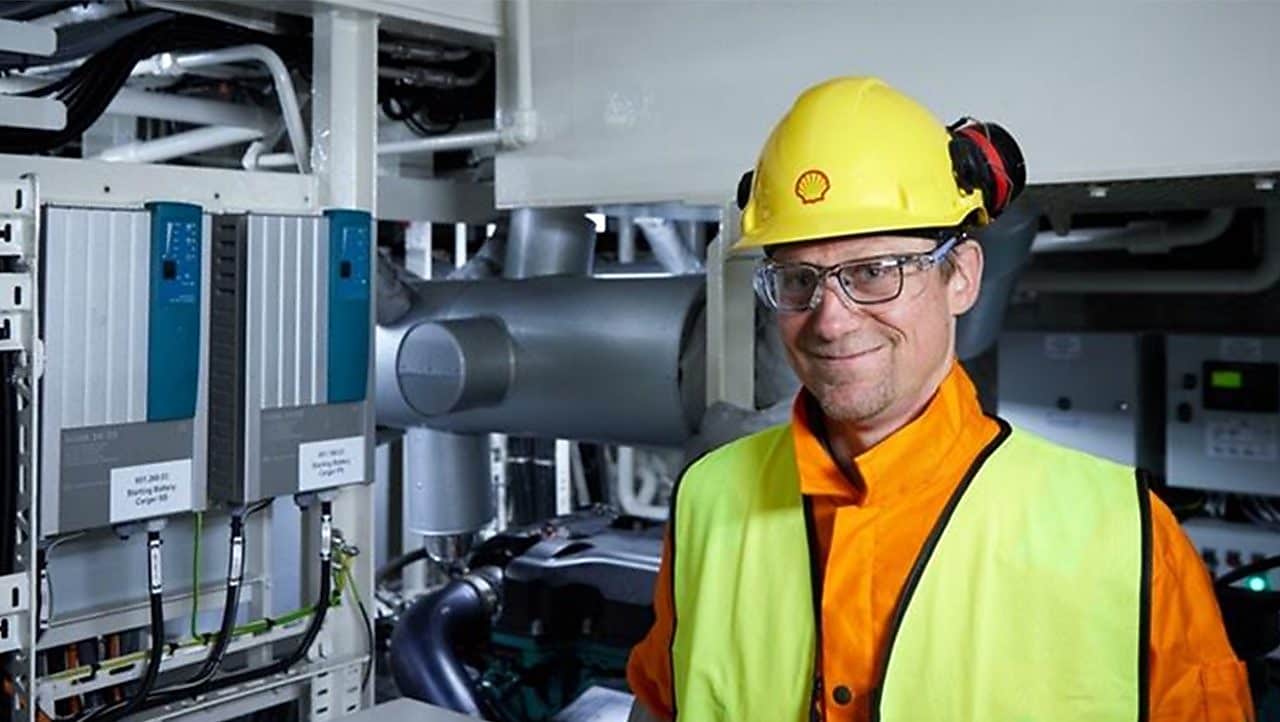 Egil følger operasjonene med Shells ubemannede fartøy tett.