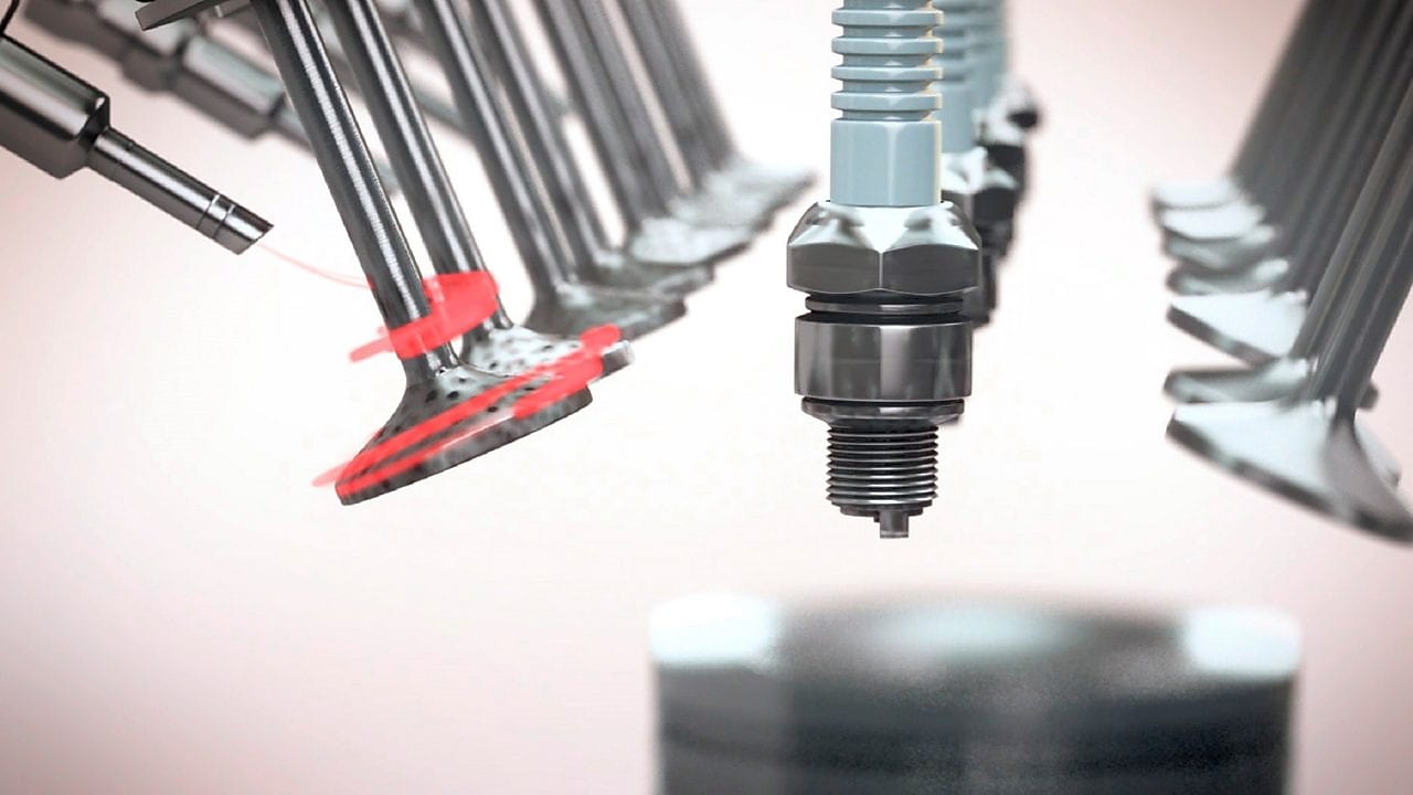 Bilde som viser innsiden av motor og fremhever rengjøringsprosessen som skjer i motoren