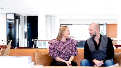 kollegaer som smiler, kontor, mann og kvinne