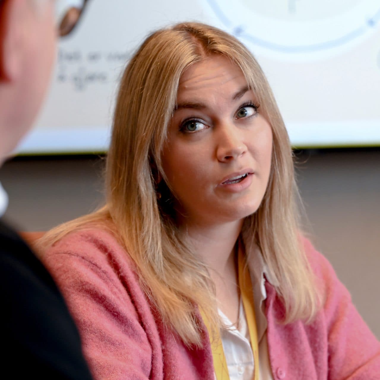 Kvinne som snakker med kollega