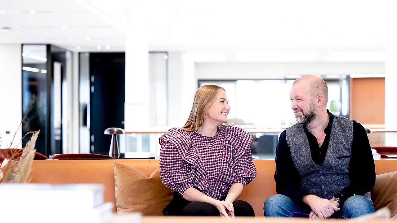 kollegaer som smiler, kontor, mann og kvinne