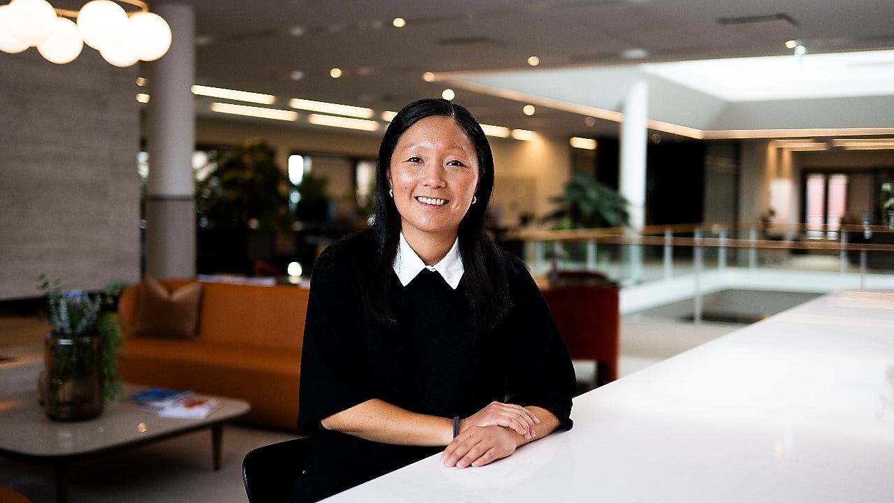 lise_sætre1: kvinne på kontor