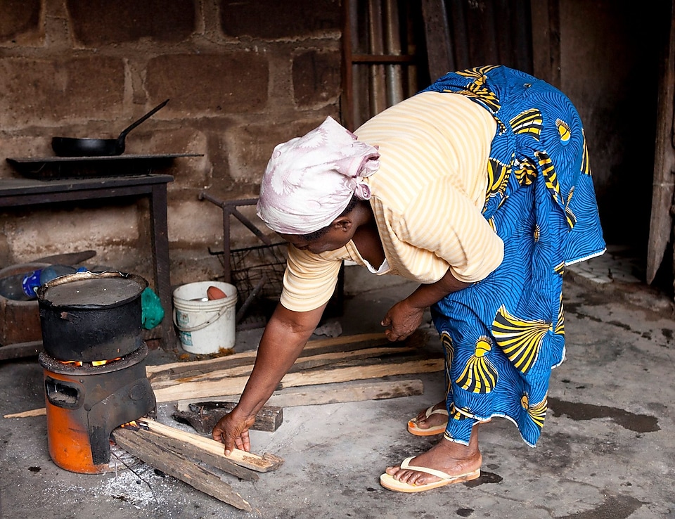 Kvinne som lager mat på en komfyr i Nigeria