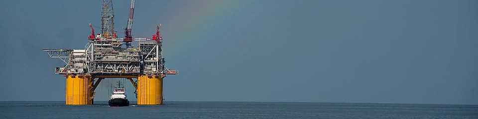 Mars B-plattformen i Mexico-gulfen med regnbue over
