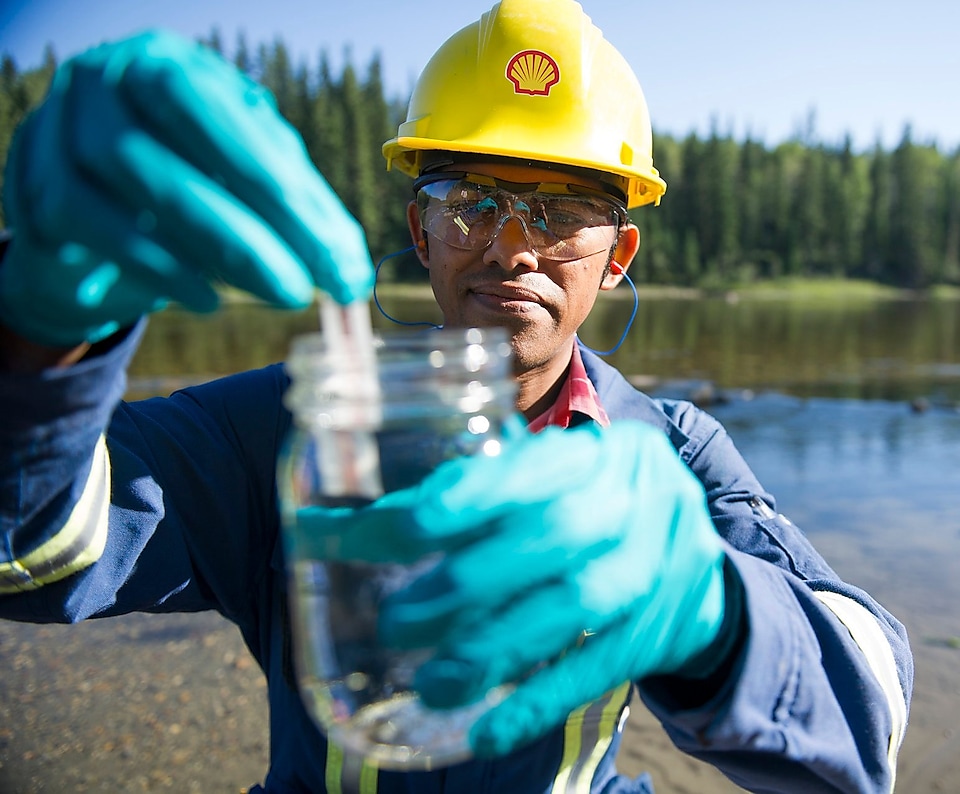 Shells miljøkoordinator tester en vannprøve